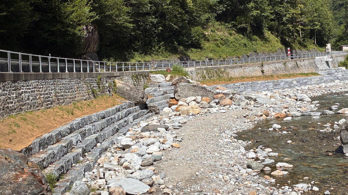 Il nuovo argine sulla strada a Menzonio
