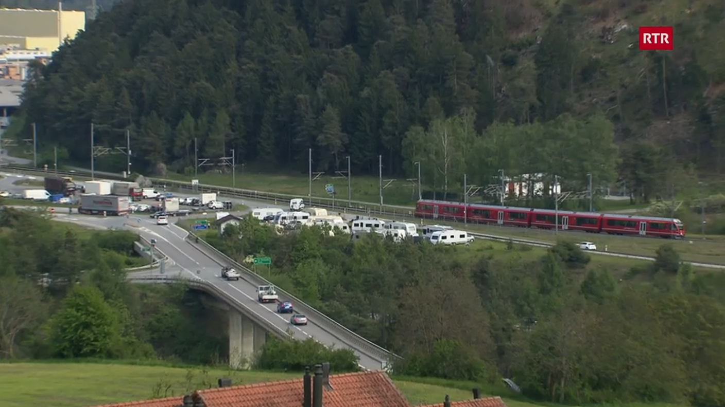 L'area di sosta di Domat/Ems accoglie soprattutto nomadi che arrivano dall'estero. Si trova tra l'A13, la strada cantonale e la linea ferroviaria