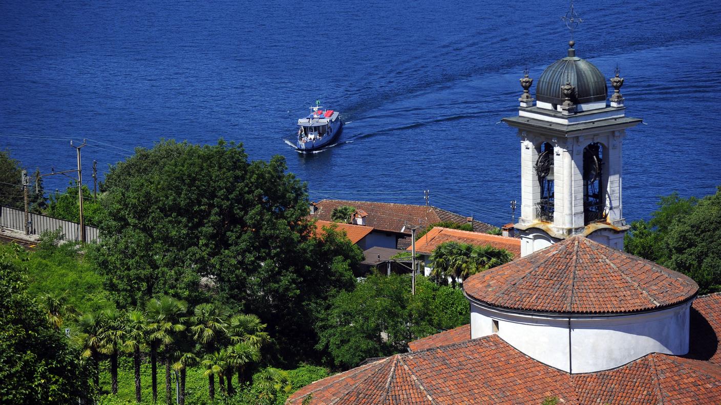 Passaggio del battello di linea del Lago Maggiore sotto la chiesa di Magadino