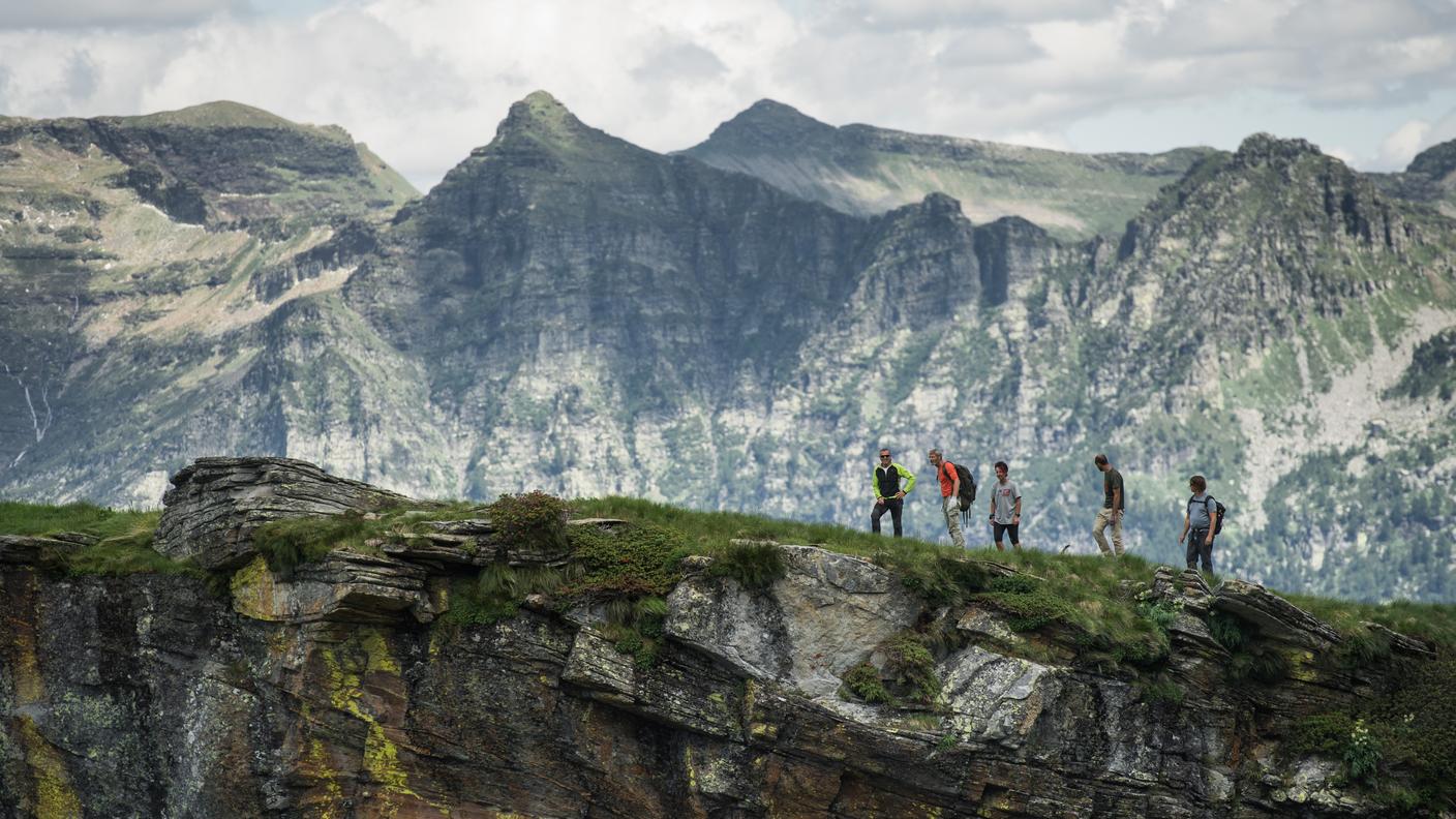 Maggia: Via Alta, preparazione del sentiero alpino Via Alta tappa 2. Nella foto la Via Alta nella parte della Valle Verzasca, durante la preparazione del sentiero alpino Via Alta , tappa 2 con un gruppo di volontari dell'Associazione Vallemaggia, lavoro OTR Lago Maggiore e Valli.