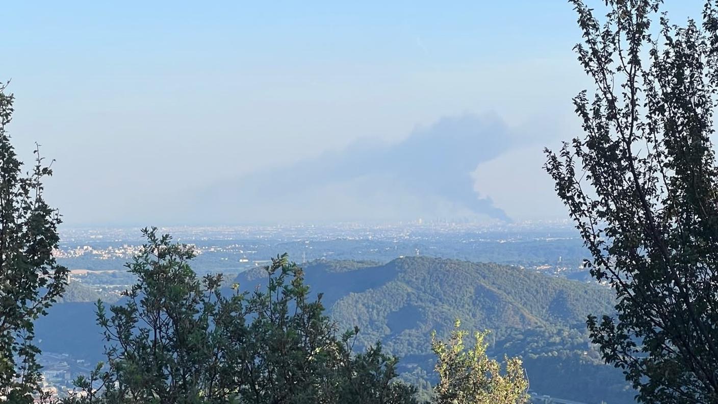 La colonna di fumo visibile anche dal Mendrisiotto