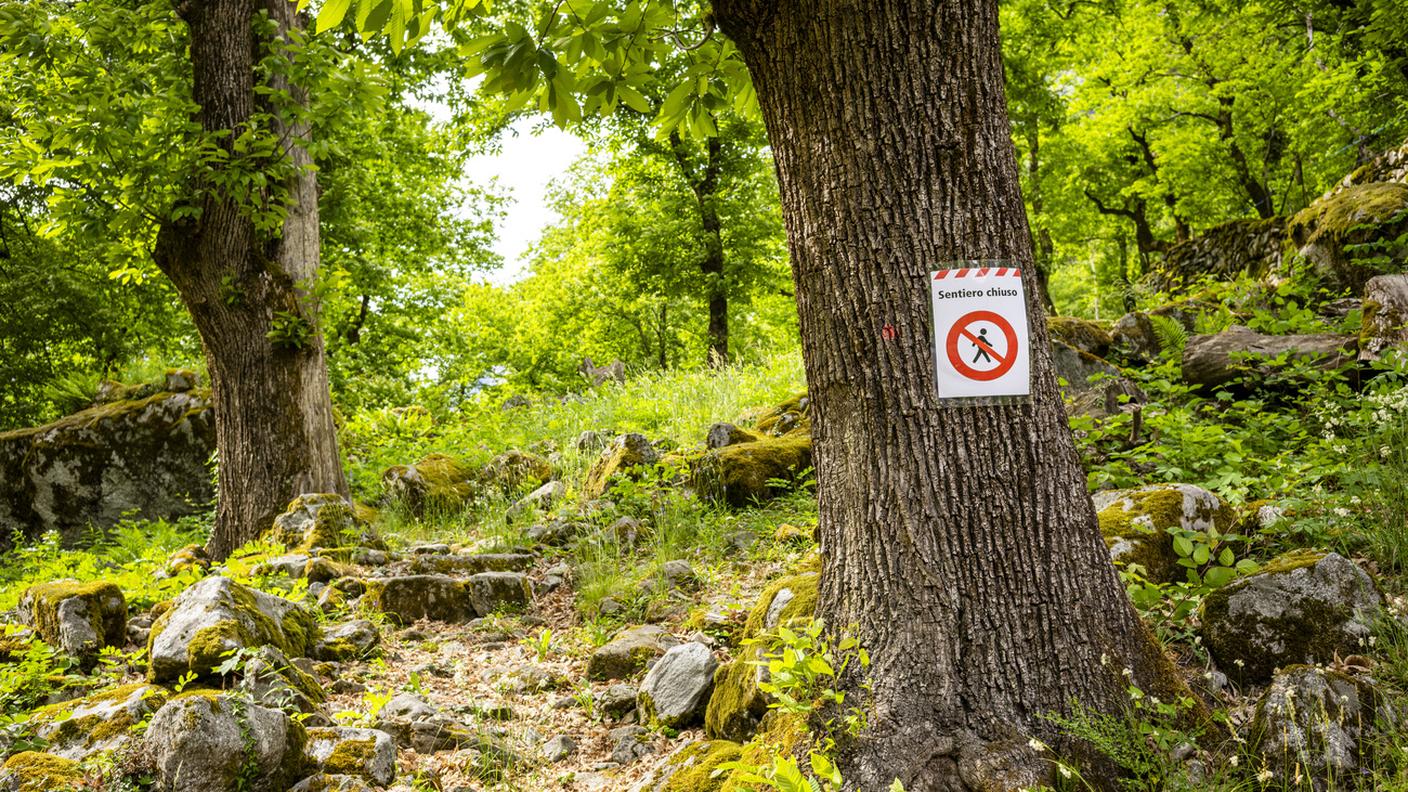 Un sentiero escursionistico con un cartello che ne segnala la chiusura in Val Bavona, valle laterale della Vallemaggia, nel Canton Ticino, fotografato lunedì 19 maggio 2025. Nell'estate del 2024, forti tempeste hanno provocato gravi danni nella valle: alcune persone hanno perso la vita, abitazioni sono state distrutte e paesaggi culturali tradizionali, curati per generazioni, sono stati sepolti sotto enormi masse di detriti e rocce.