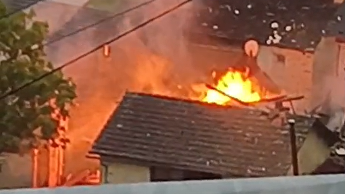 Casa in fiamme nel nucleo di Leontica in seguito a un'esplosione