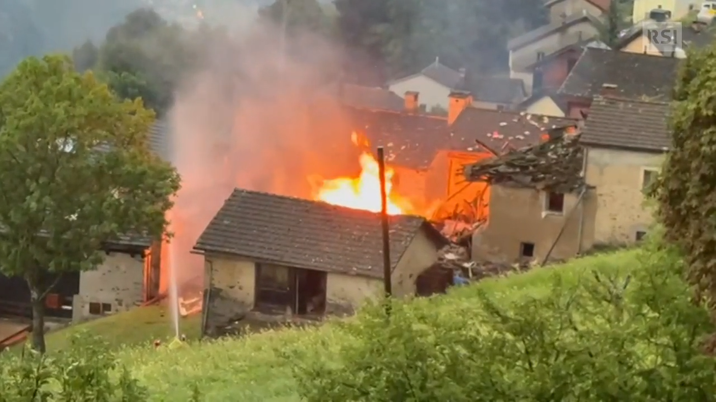 L'edificio in fiamme nel nucleo di Leontica