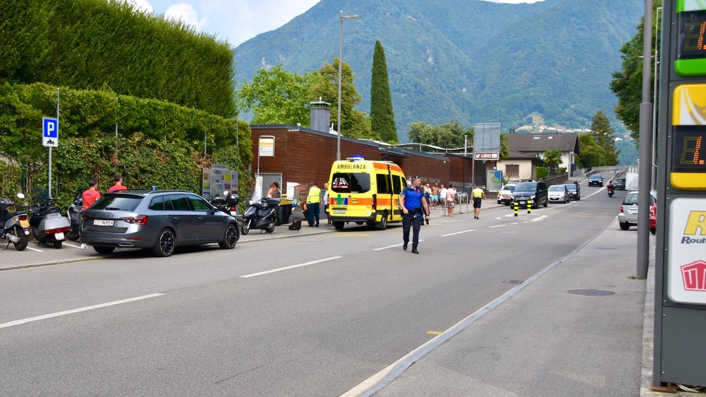 I soccorsi alla piscina pubblica di Paradiso