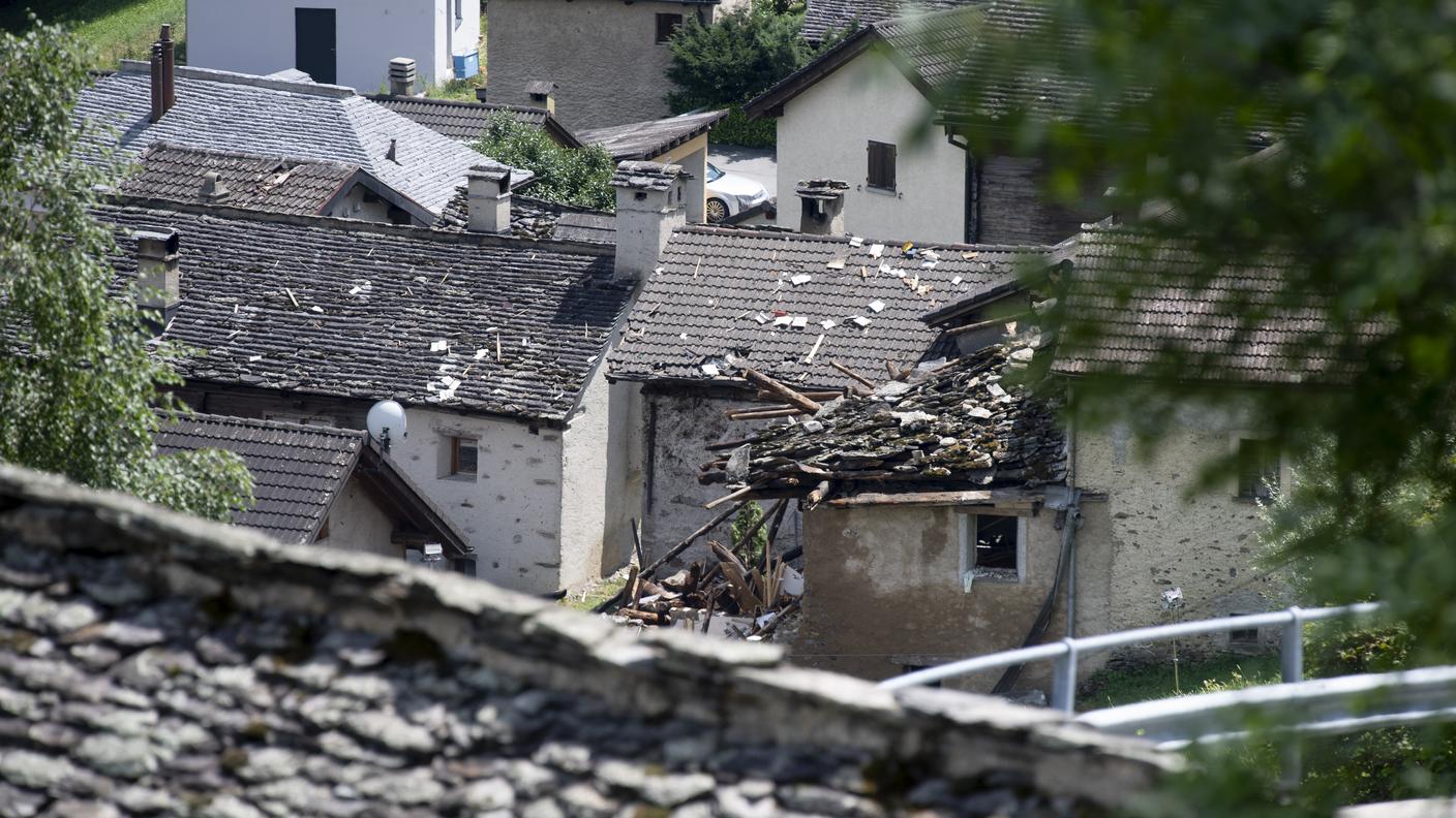I resti della casa esplosa nel nucleo di Leontica dove sono rimasti feriti anche tre agenti di polizia