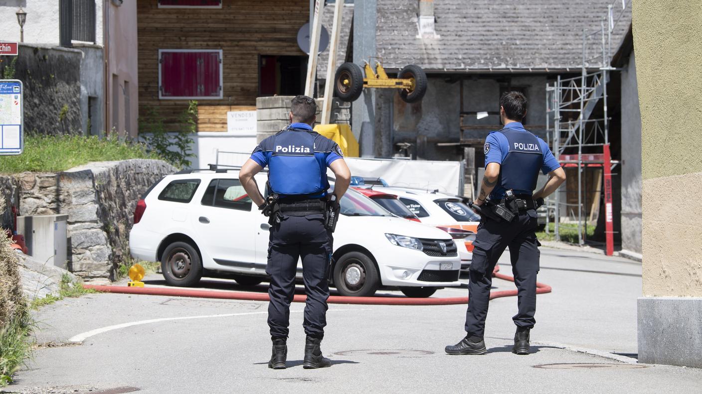 Agenti di polizia nel nucleo di Leontica il giorno dopo l'esplosione