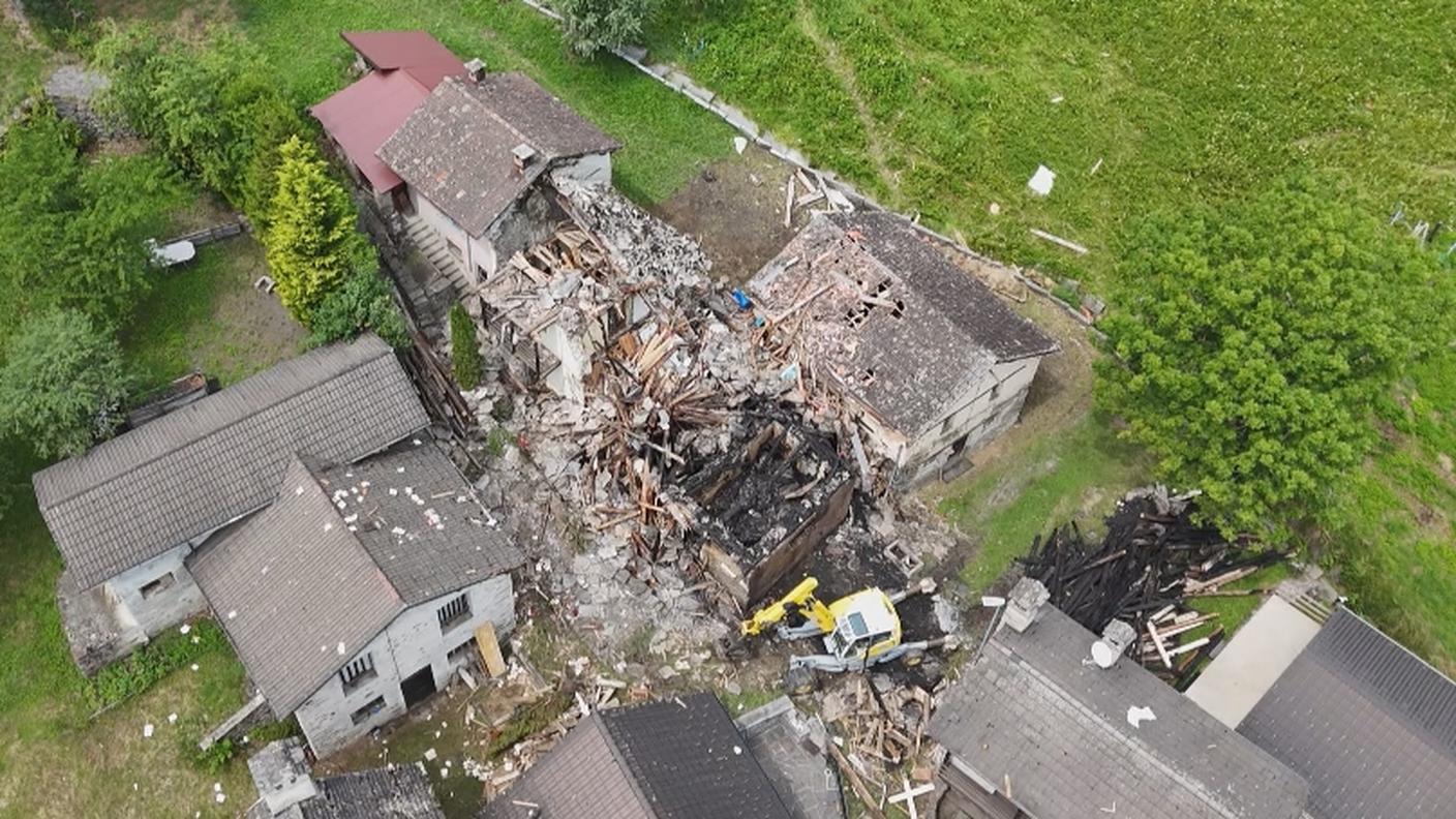 Leontica, la casa distrutta dall'esplosione avvenuta venerdì verso le 19.40