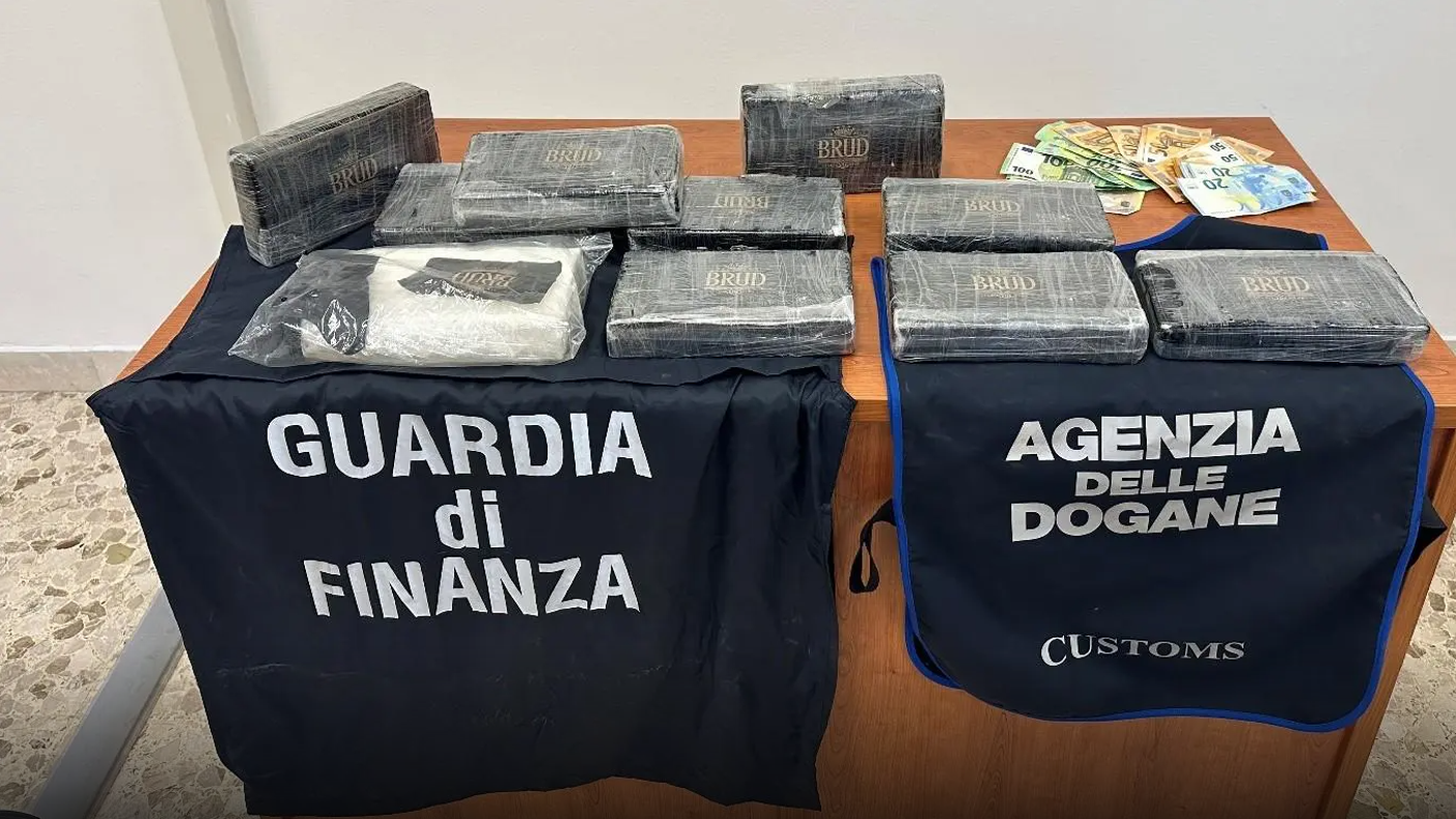 Sequestrati 10 panetti contenenti la droga e del denaro