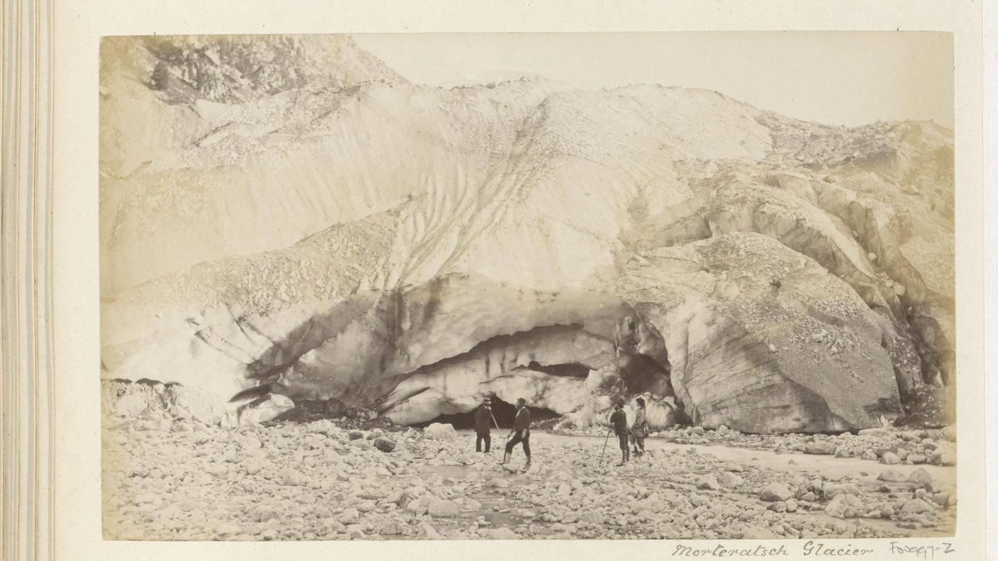 Quattro escursionisti diretti al ghiacciaio del Morteratsch nei Grigioni. Fotografia anonima, realizzata tra il 1860 e il 1890 circa. Fa parte di un album di viaggio contenente fotografie della Svizzera, dell’Austria, dell’Italia e della Germania.
