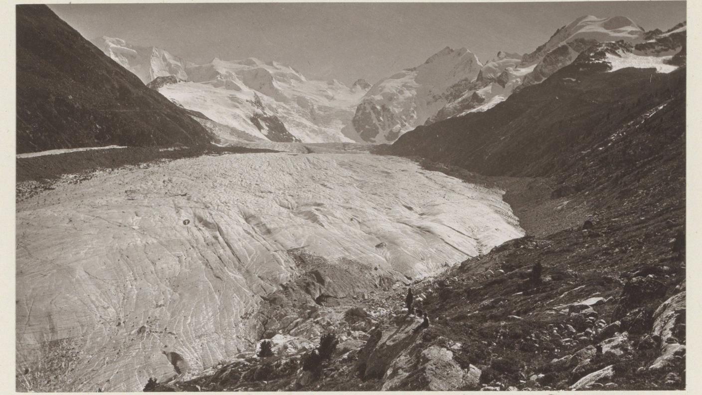Veduta del ghiacciaio del Morteratsch nei Grigioni. Fotografia anonima, realizzata tra il 1860 e il 1890 circa. Fa parte di un album di viaggio contenente fotografie della Svizzera, dell’Austria, dell’Italia e della Germania.