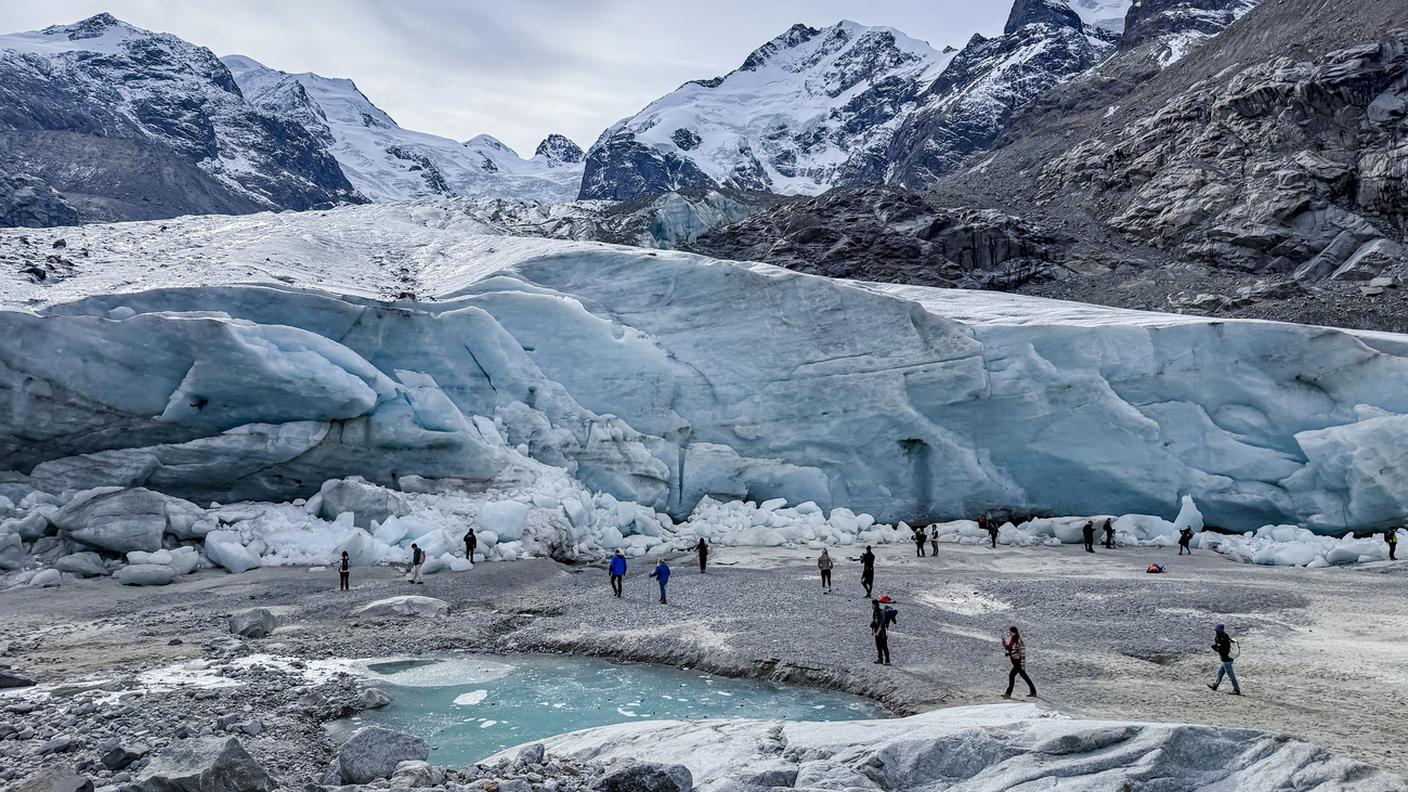 I turisti osservano lo scioglimento del ghiacciaio del Morteratsch, fotografati domenica 19 ottobre 2025 a Pontresina.