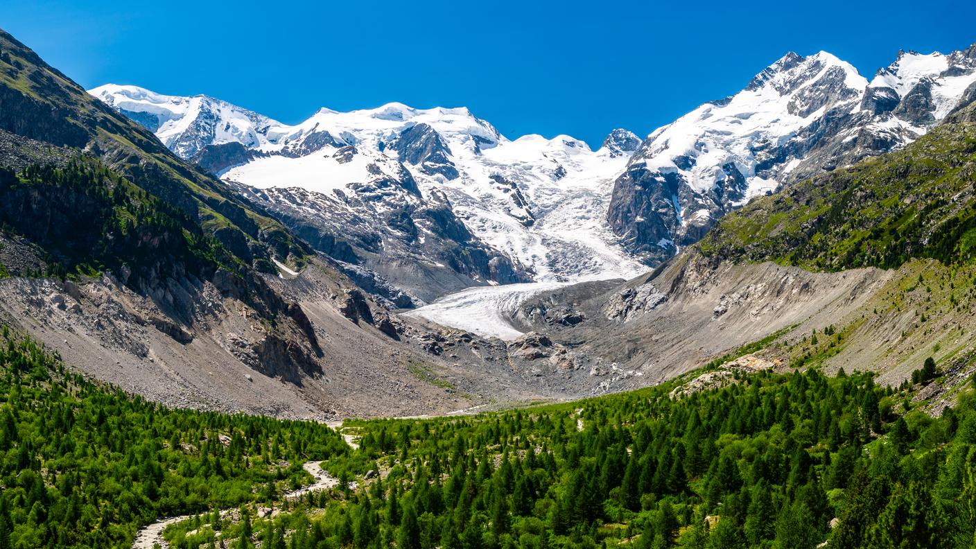 Il ghiacciaio del Morteratsch, nel massiccio del Bernina, visto dalla Val Morteratsch. Le vaste aree rocciose ai lati della lingua glaciale testimoniano il progressivo ritiro dei ghiacci negli ultimi decenni.