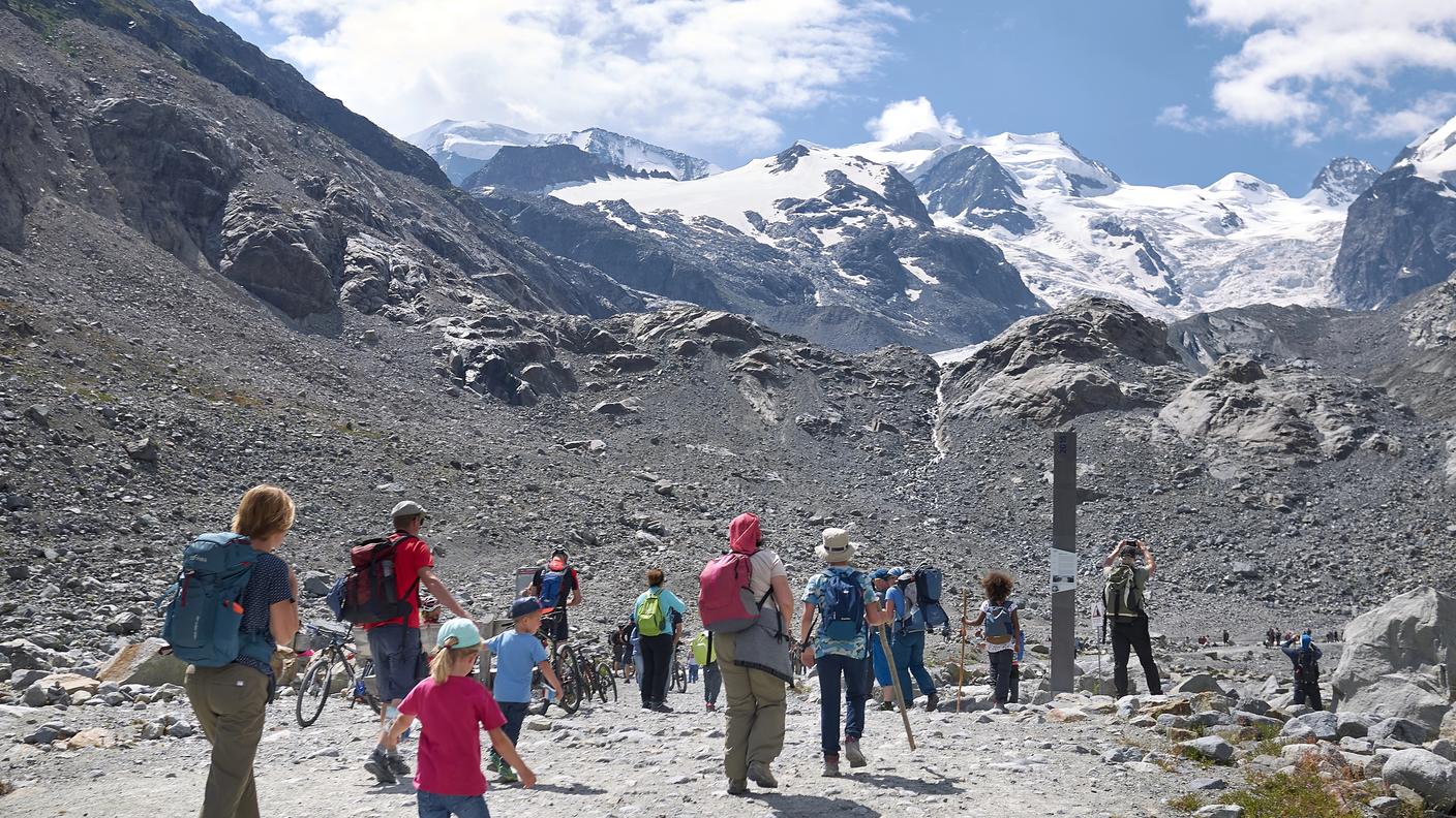 Morteratsch (Svizzera), 22 luglio 2020. Il sentiero che conduce al ghiacciaio del Morteratsch attraversa una valle modellata dal progressivo ritiro dei ghiacci, ai piedi del massiccio del Bernina.