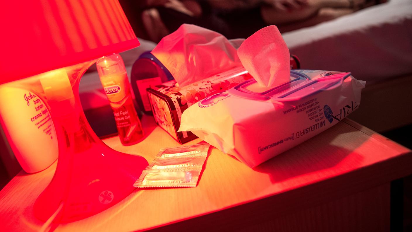 Il poliziotto aveva preso parte a controllo nell’ambito della prostituzione.