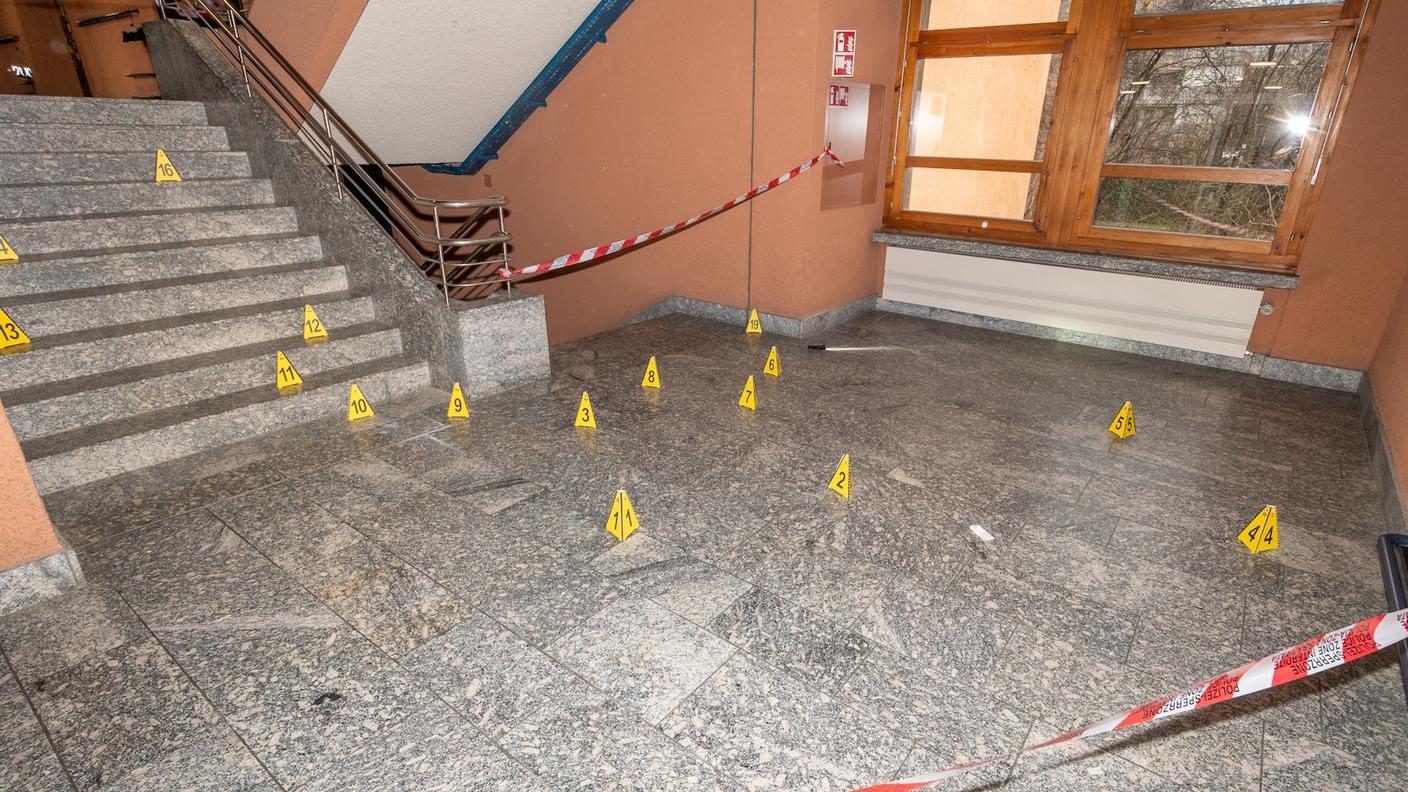 Il luogo dove è esploso il petardo con il rilievi di polizia