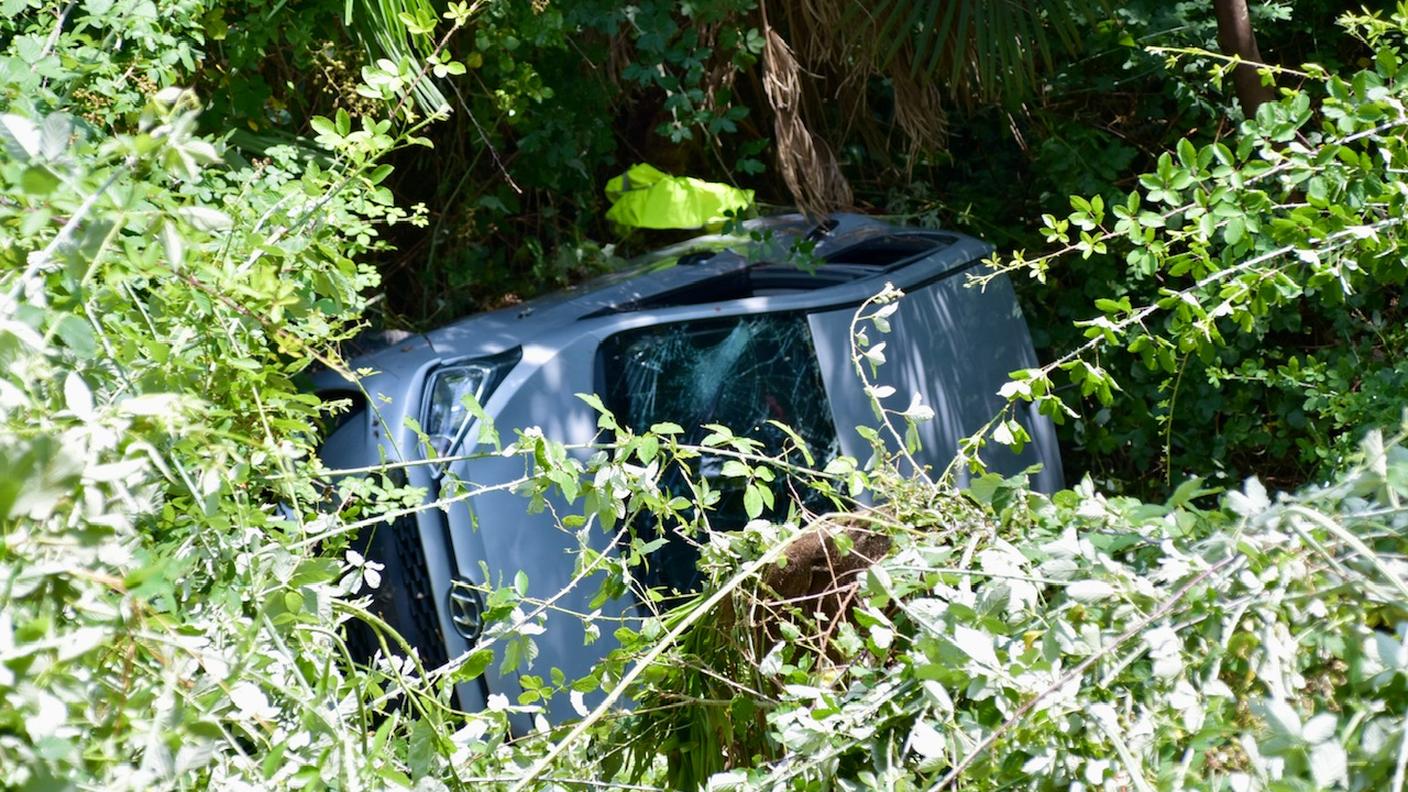 L'auto si è fermata una ventina di metri sotto la strada
