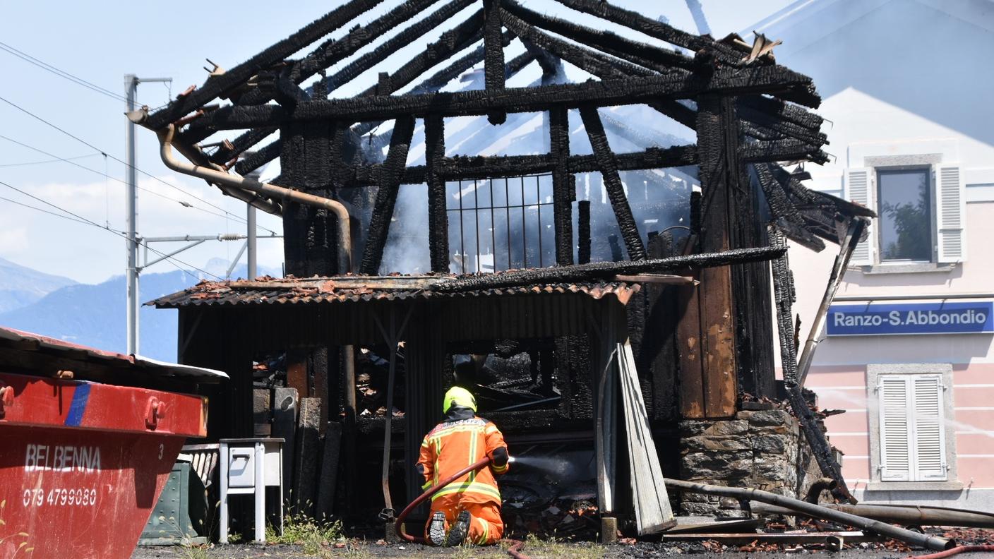 Ranzo, magazzino distrutto dalle fiamme