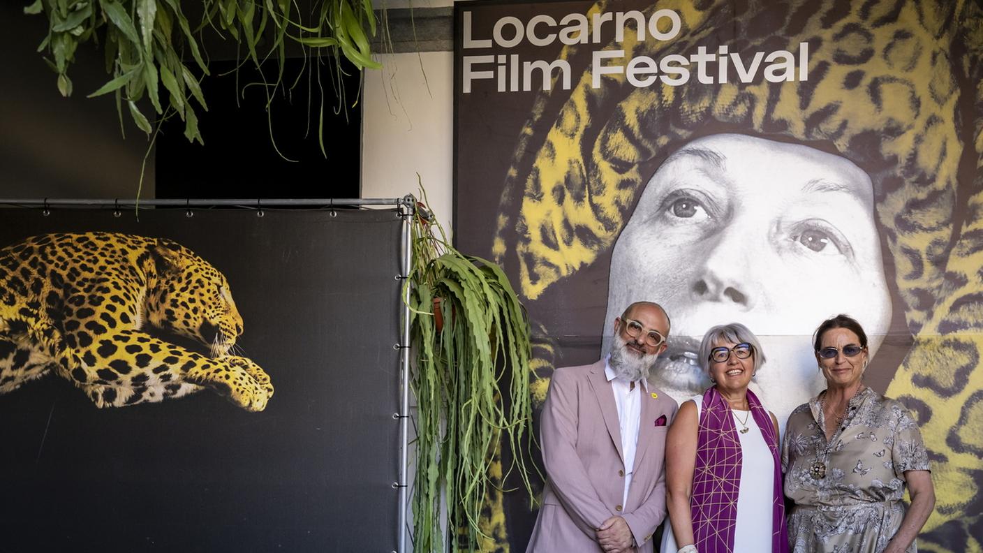Giona A. Nazzaro (a sinistra), direttore artistico del Festival, la consigliera federale svizzera Elisabeth Baume-Schneider e Maja Hoffmann, presidente del Festival