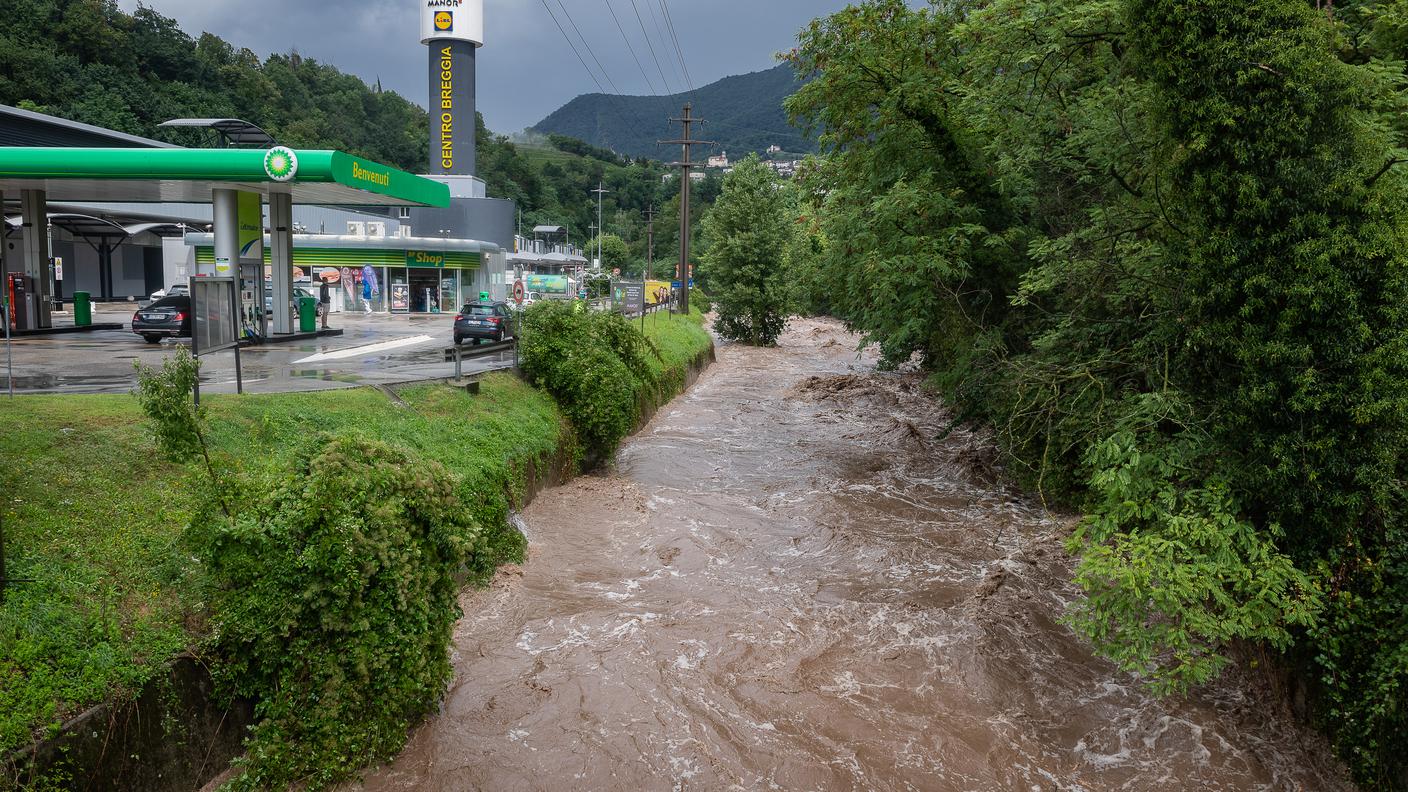 Il fiume minaccia il Centro Breggia a Balerna