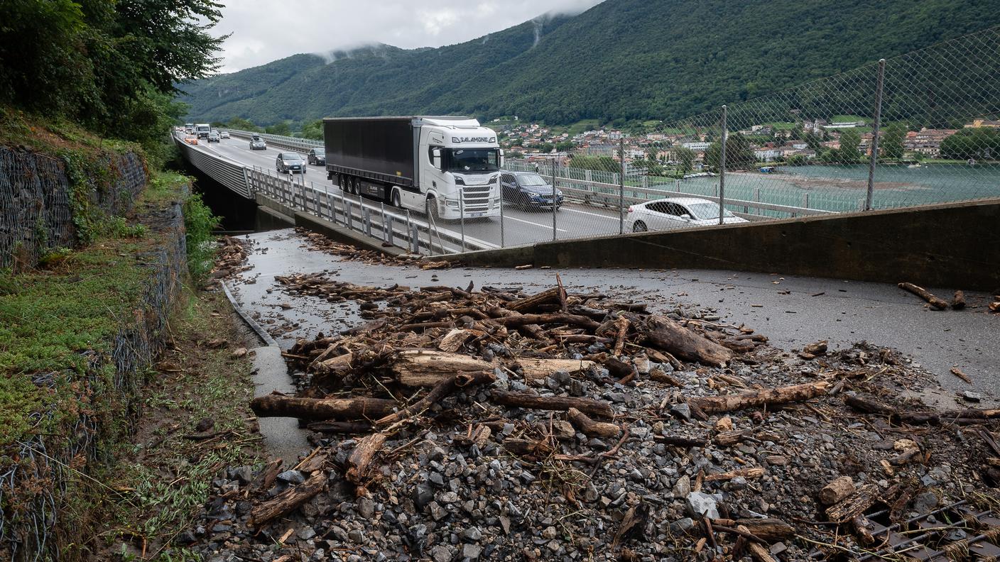 La strada verso la Residenza Generoso bloccata a Capolago