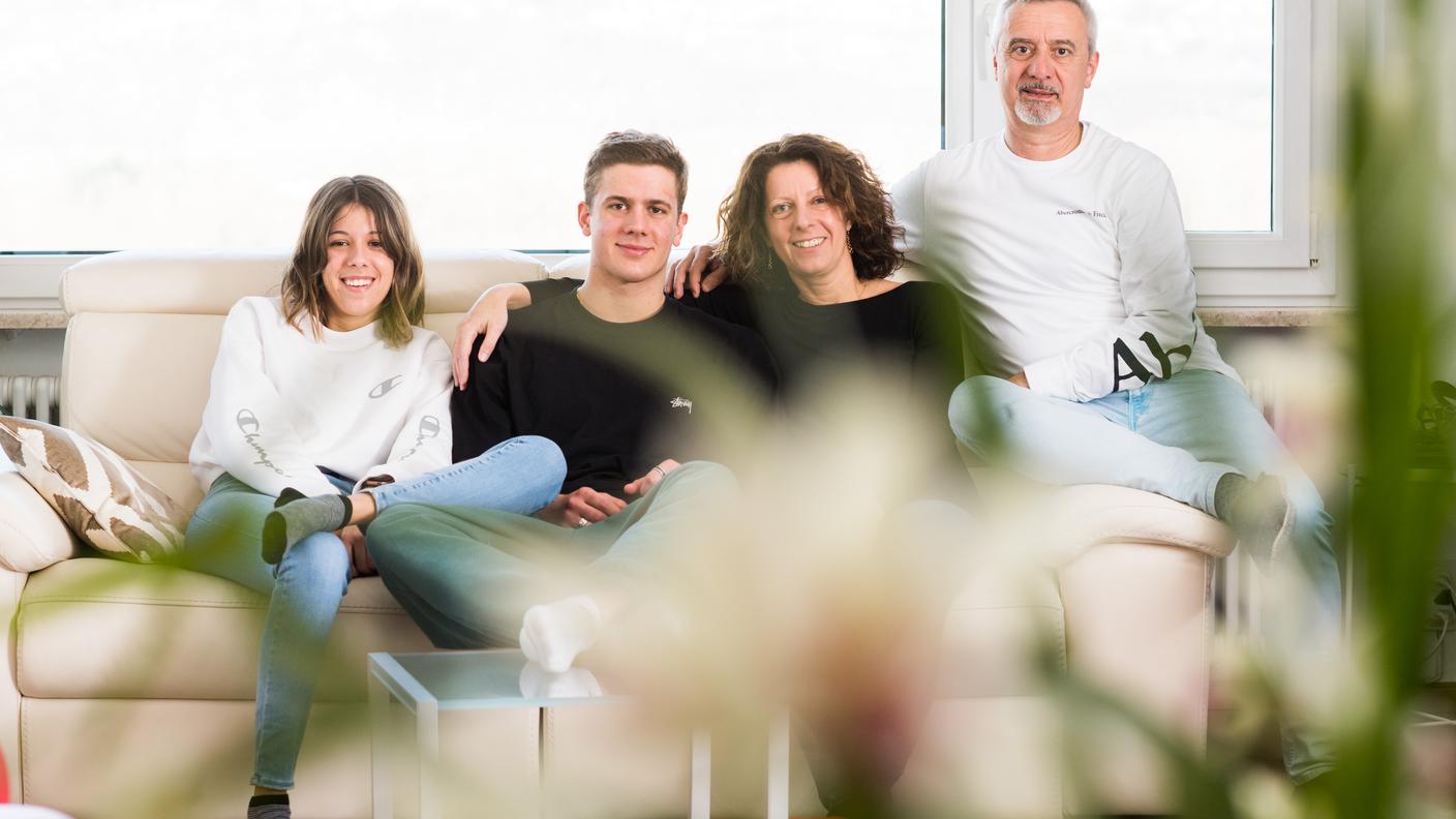 Noé Ponti fotografato con la famiglia in febbraio