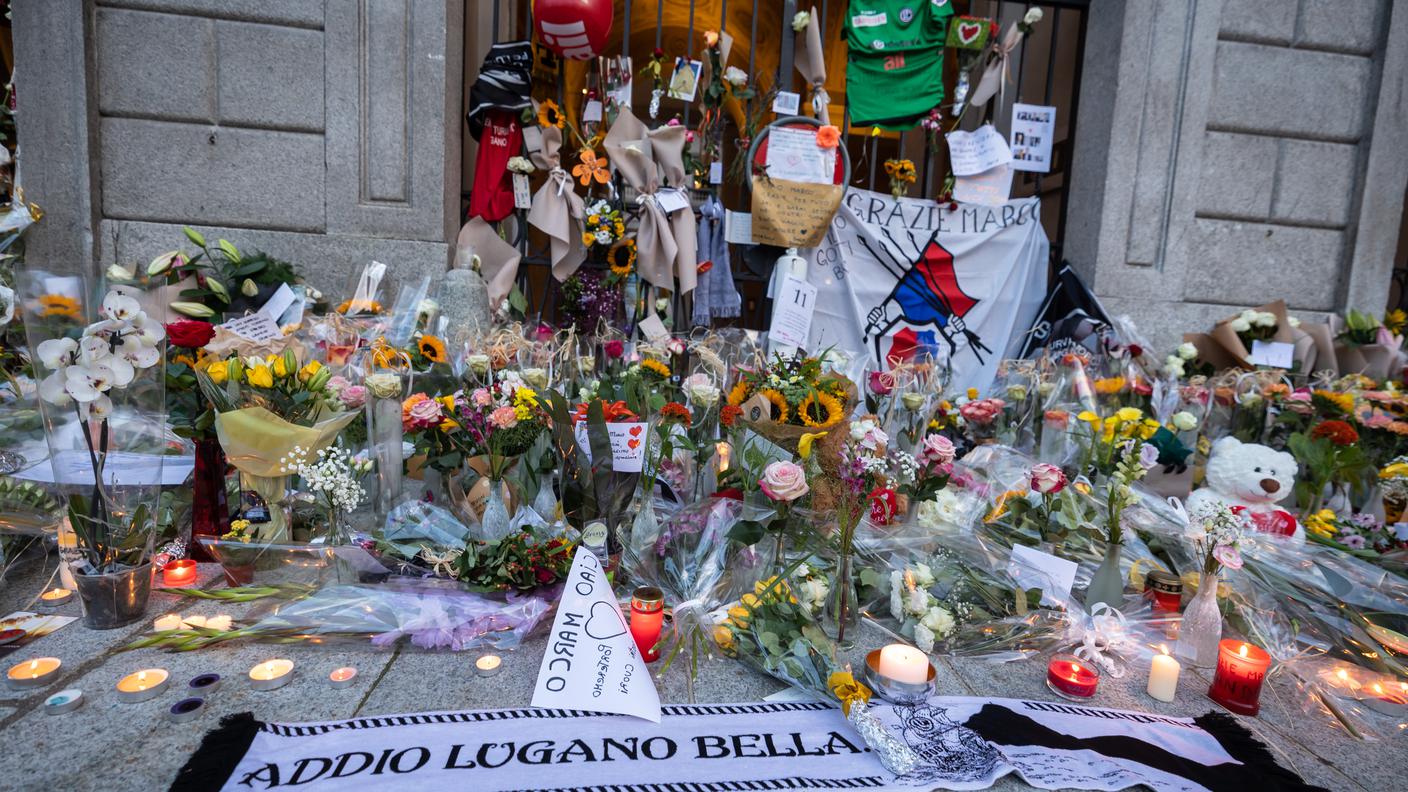 In tanti hanno lasciato fiori e biglietti sul cancello del Municipio