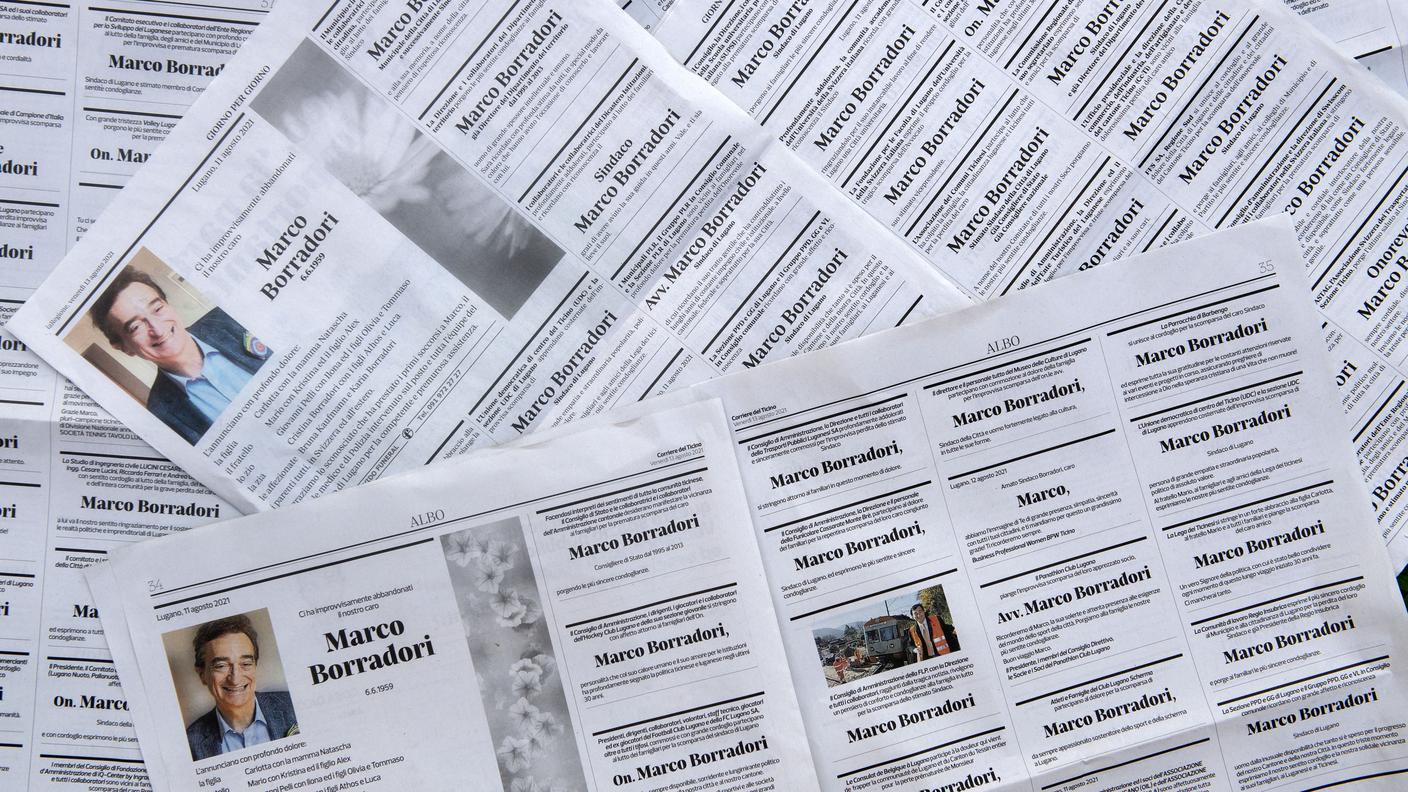 Paginate di annunci funebri sui giornali