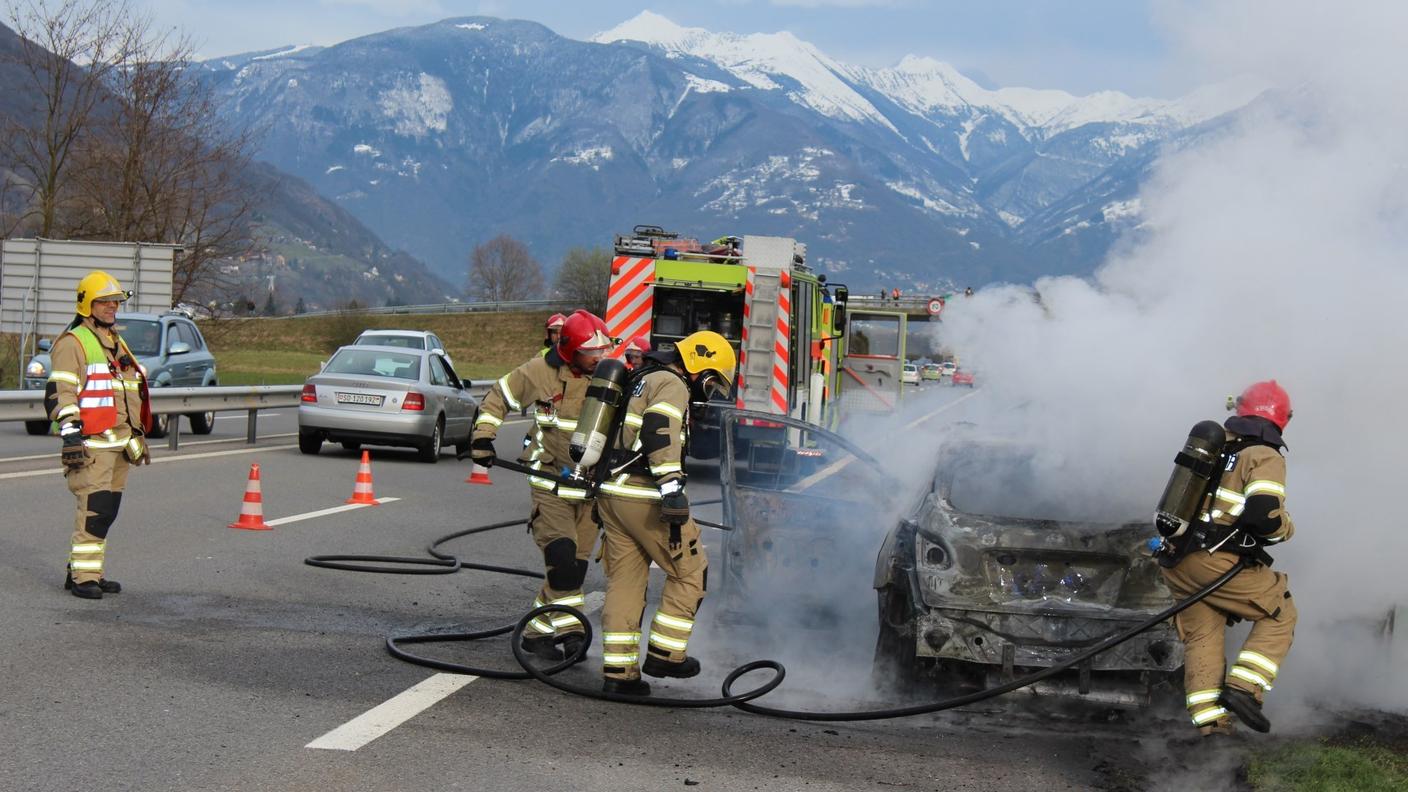 auto fiamme gordola 6.jpg