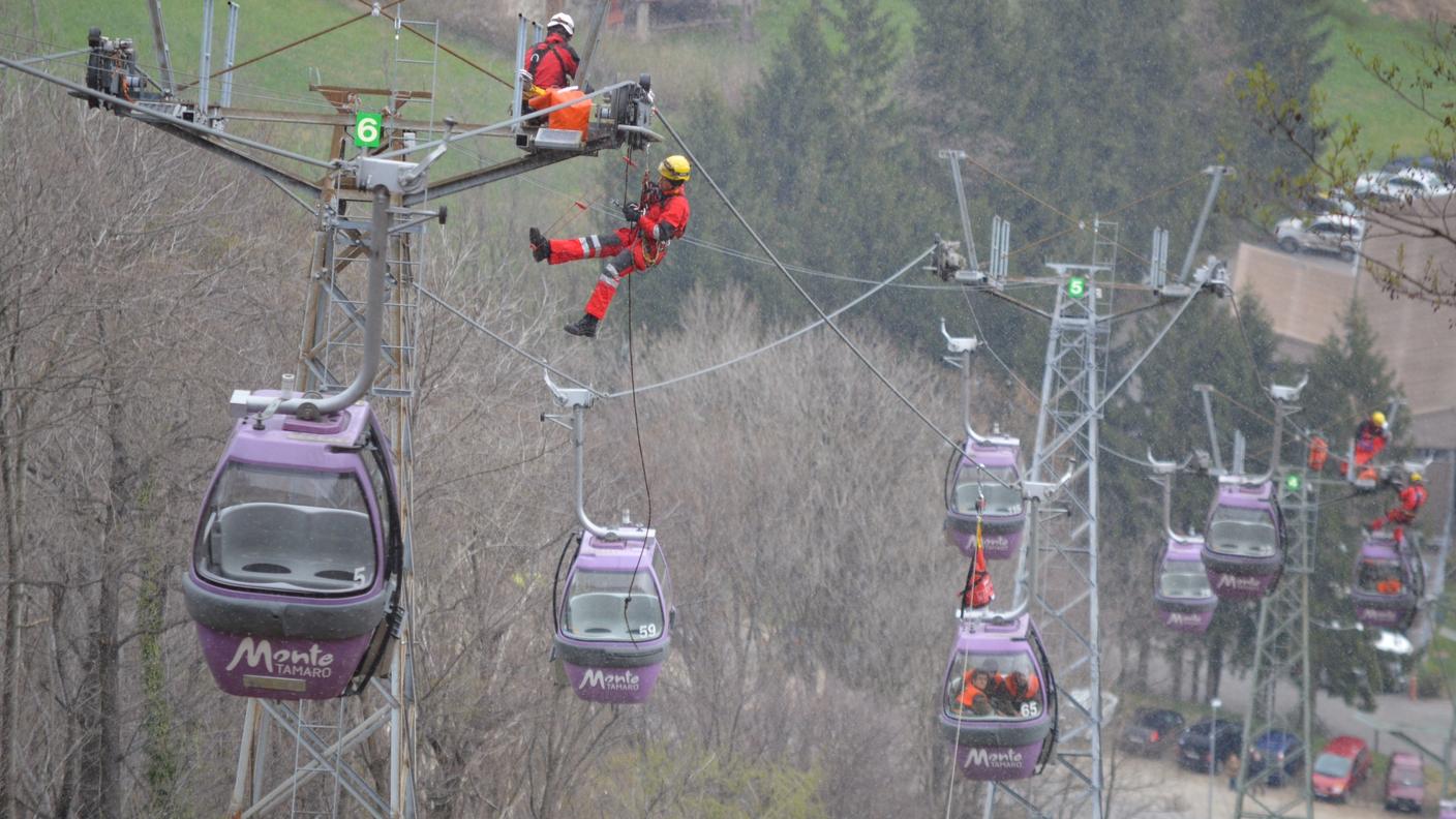 I soccorsi arrivano dall'alto