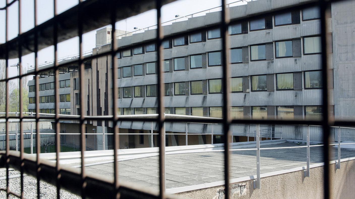 A Champ-Dollon, spesso, in una cella prendono posto il doppio dei carcerati consentiti