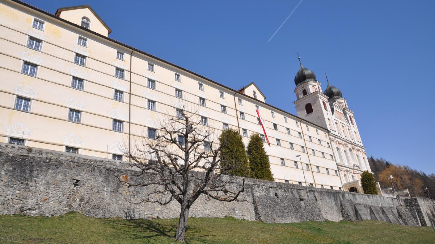 Disentis facciata abbazia.jpg