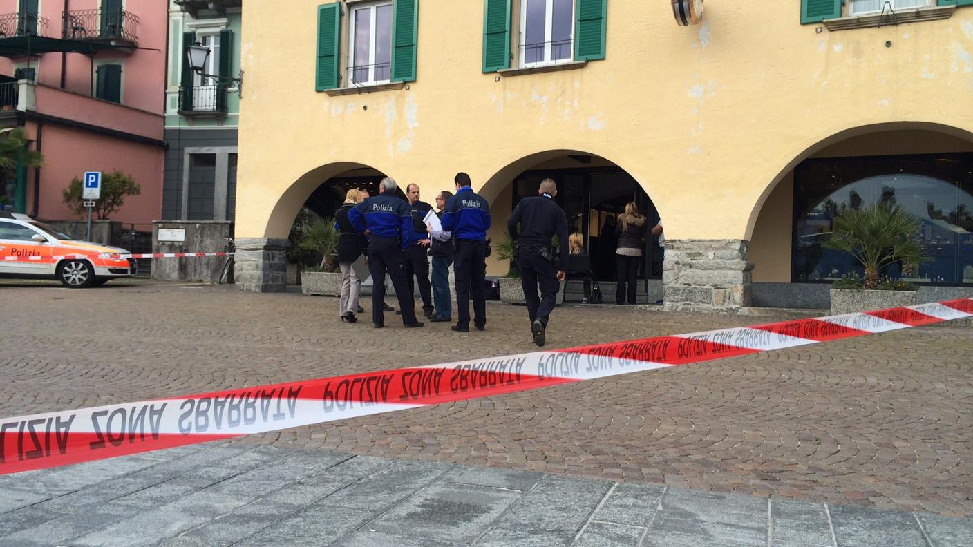 La polizia davanti alla gioielleria assalita martedi ad Ascona