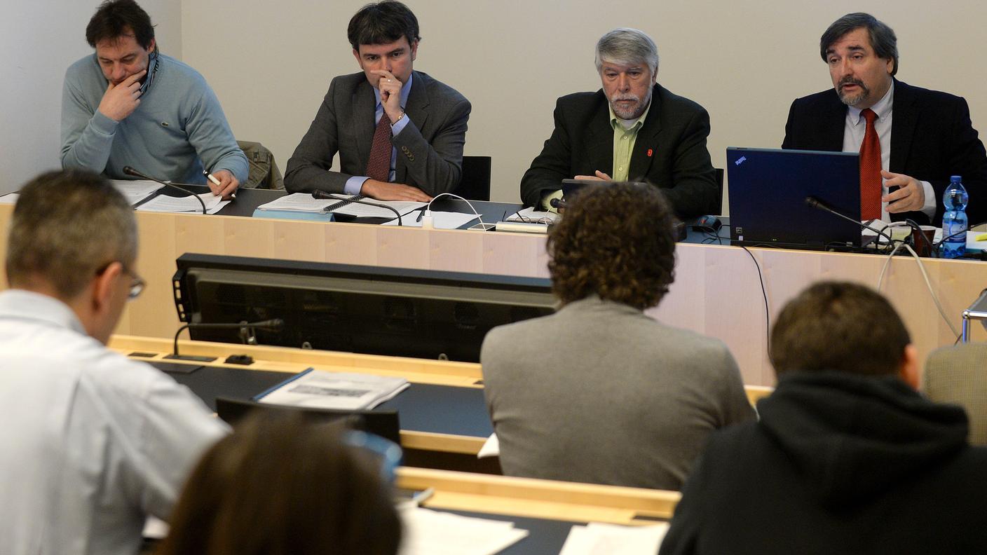 I quattro commissari rimasti durante la presentazione del rapporto