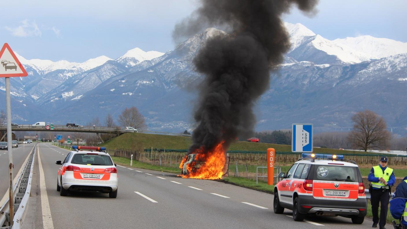 auto fiamme gordola 4.jpg