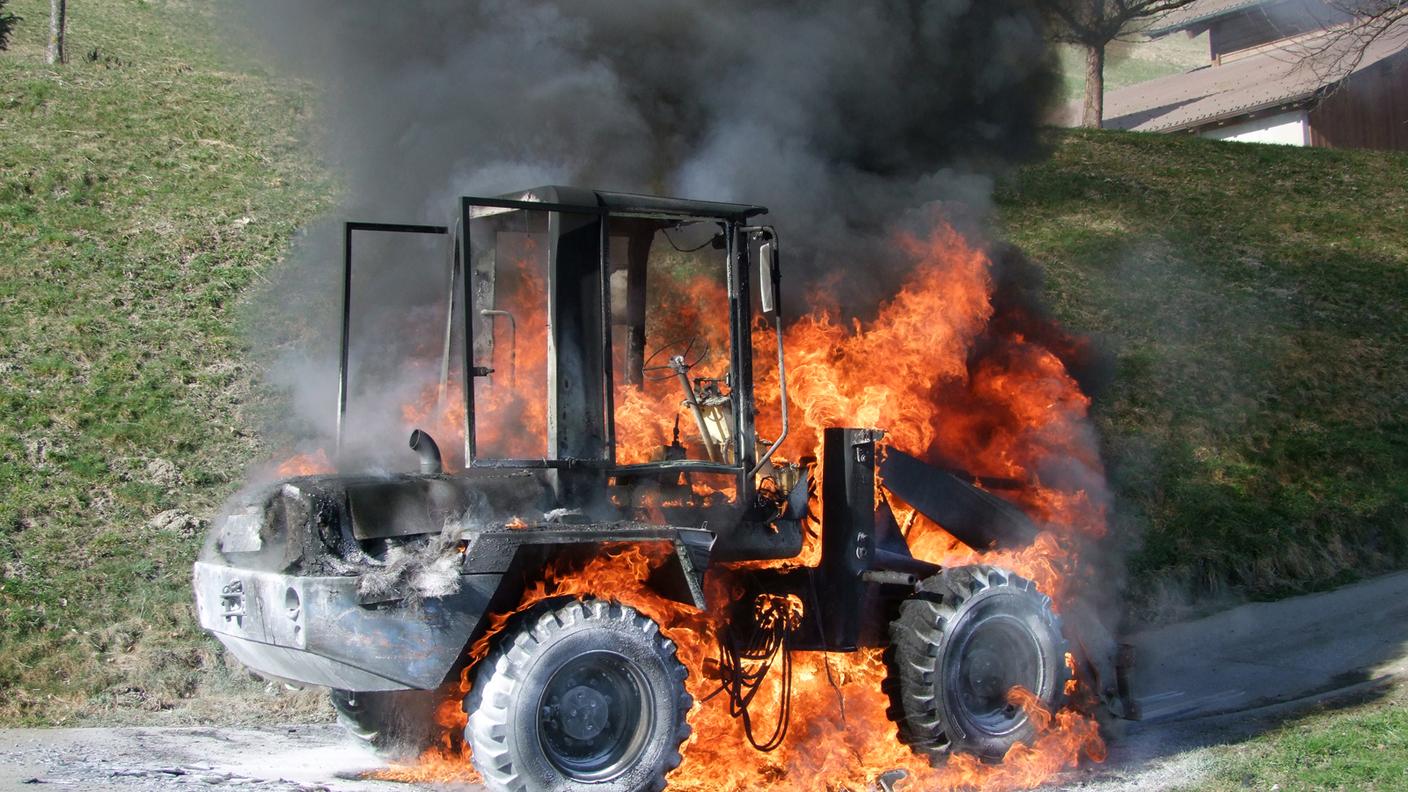 Il veicolo avvolto dal fuoco