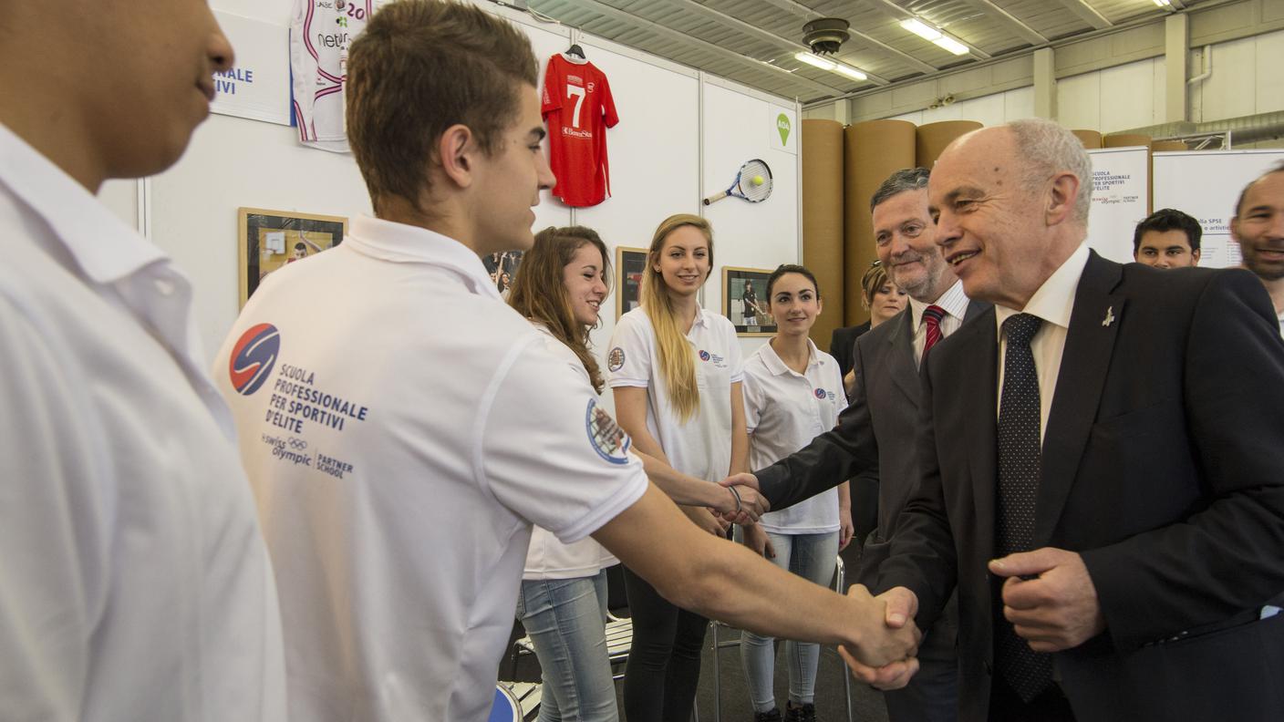 Maurer a Espoprof con gli sportivi d'élite della Scuola di Tenero TP.jpg