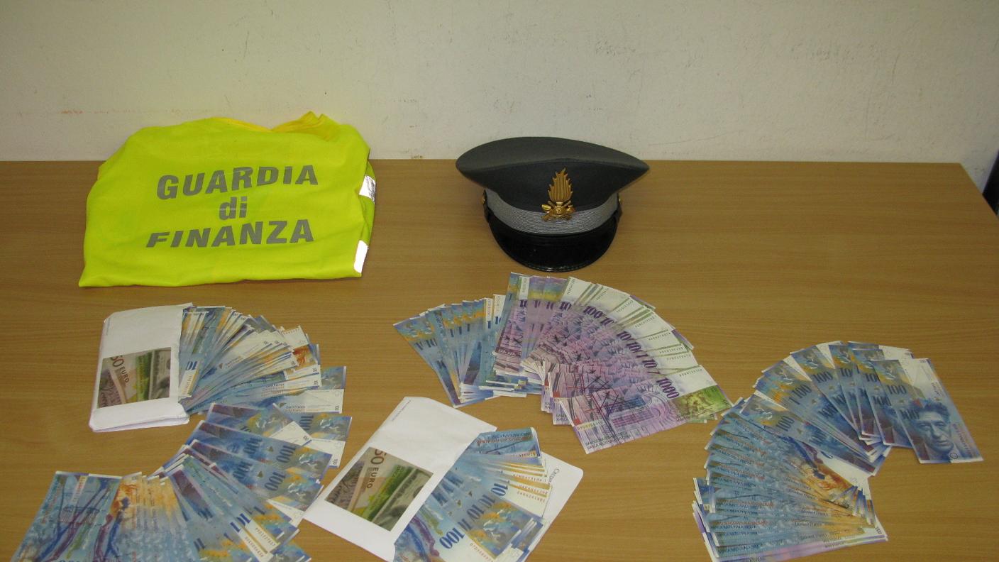 sequestro valuta a ottantenne a chiasso 02 GdF 140327.JPG