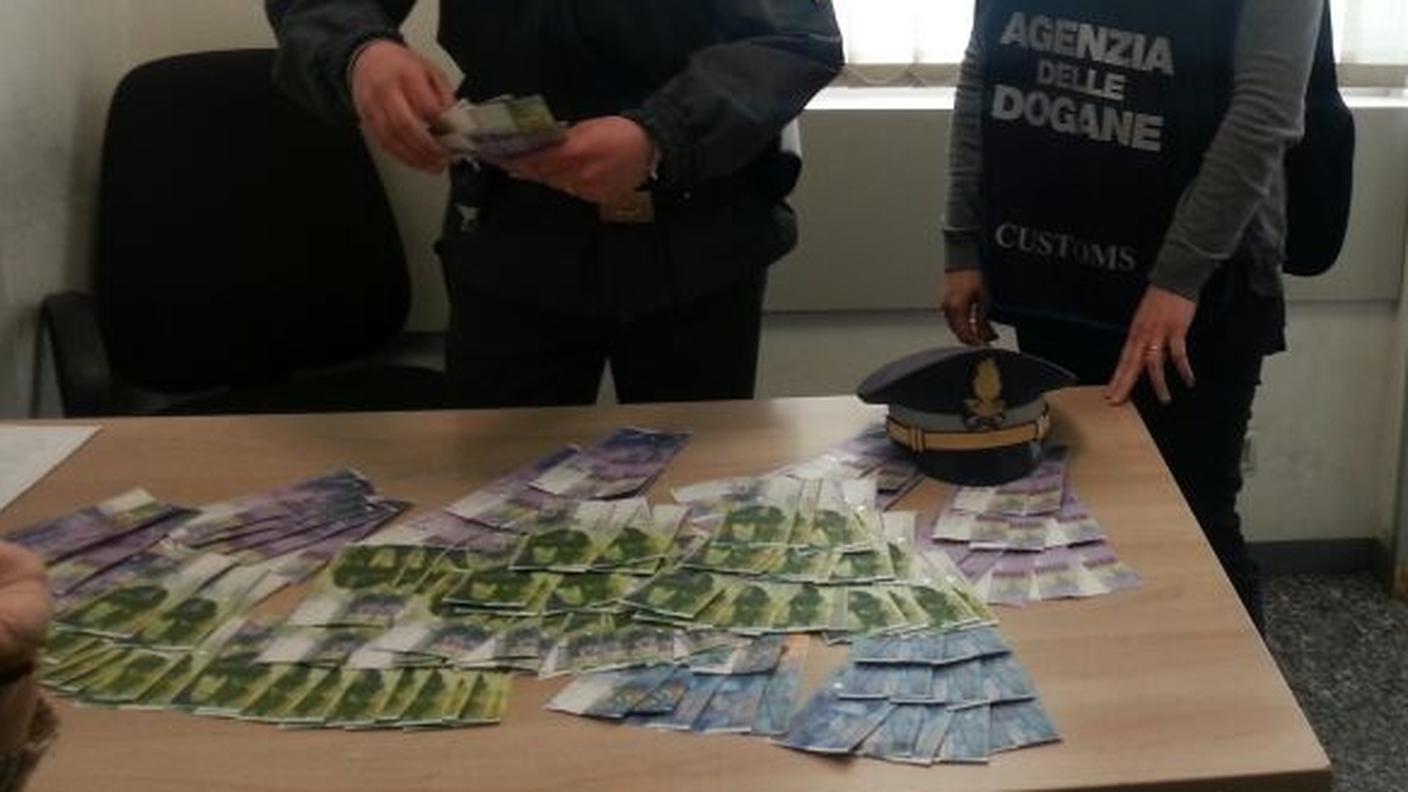 Il denaro sequestrato dalla Guardia di Finanza martedì a Brogeda