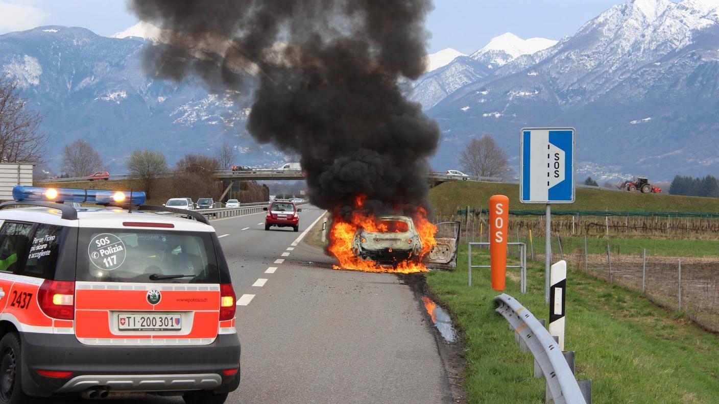 auto fiamme gordola 1.jpg