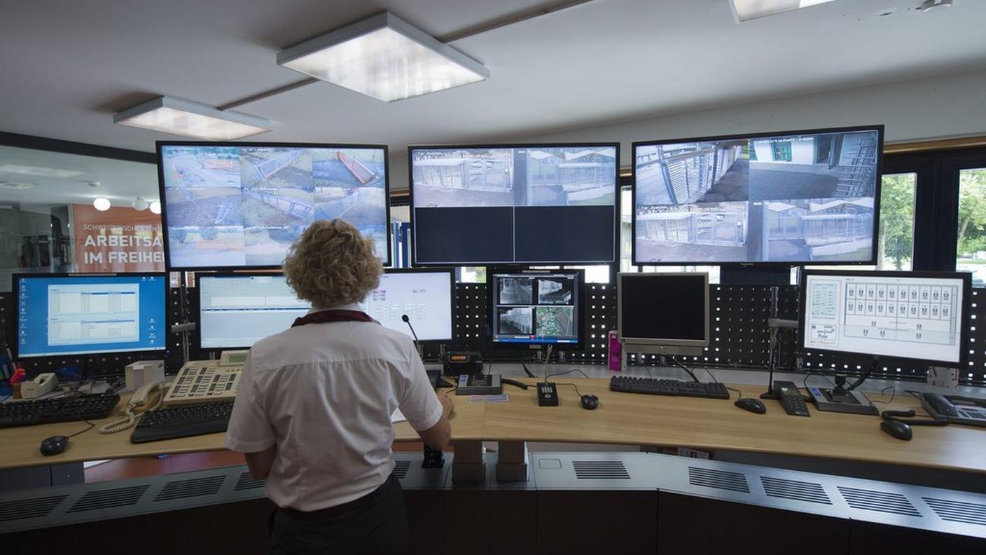La centrale di controllo del penitenziario di Witzwil, nel canton Berna