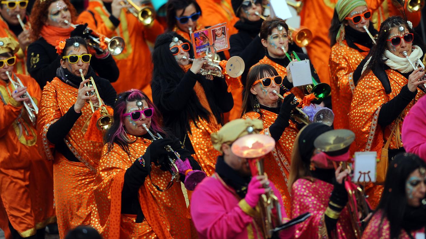 Un momento del corteo mascherato 2013 con la Guggen vincitrice, la Carnasc Band di Cadenazzo