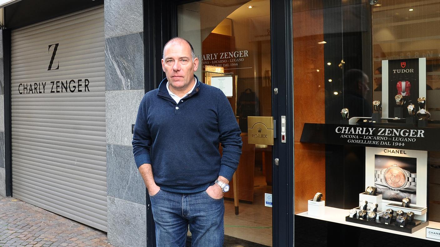 Alfredo Paganetti davanti alla sua gioielleria