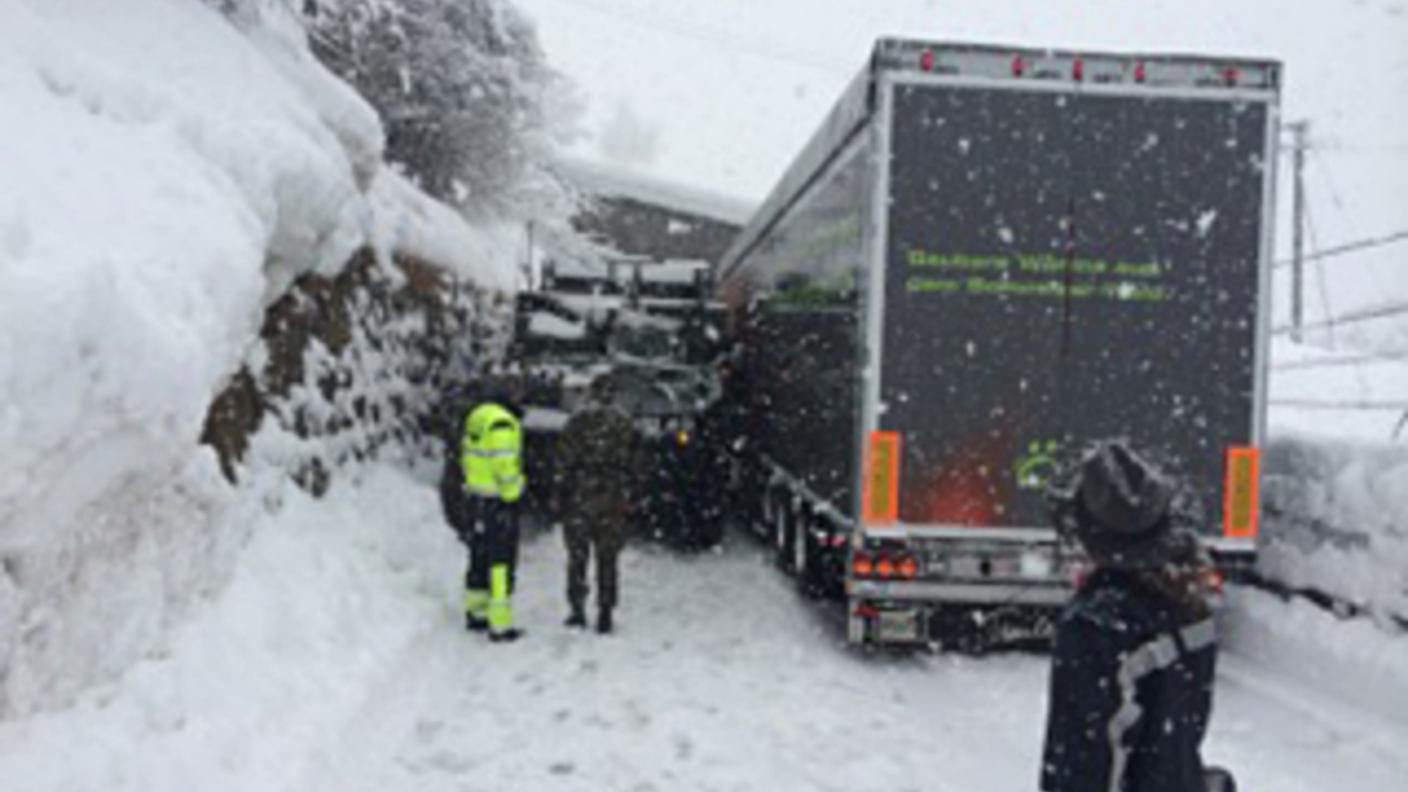 Camion-autoblindo ad airolo fvr 01 140204.jpg