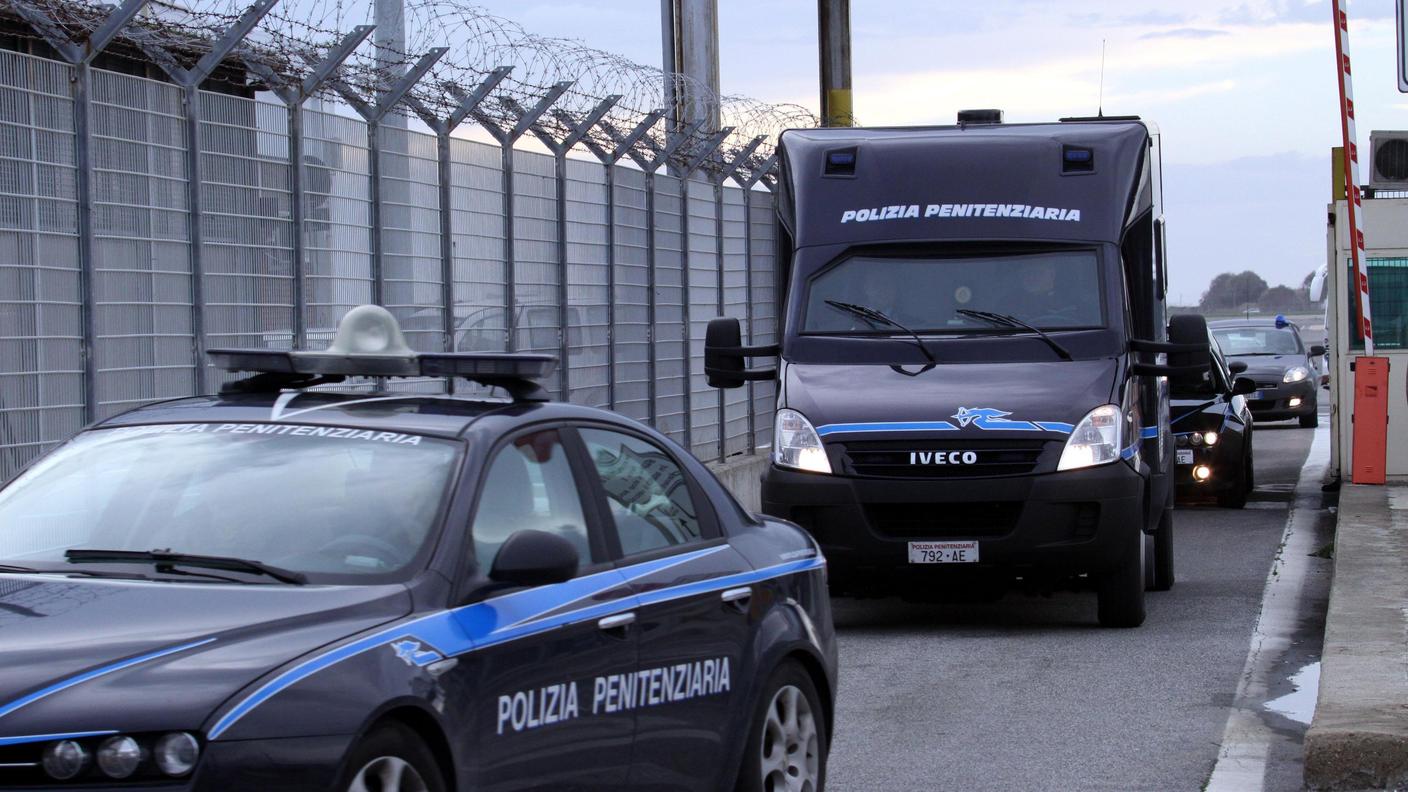 furgone attaccato da malviventi evasione gallarate ANSA 140203.jpg
