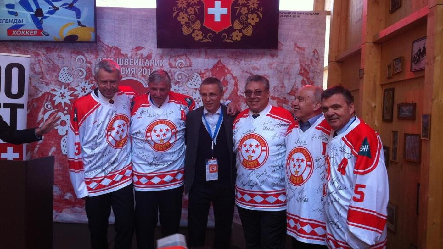 Ueli Maurer, Filippo Lombardi e René Fasel in compagnia delle leggende dell'hockey URSS tra cui Igor Larionov che ai rappresentanti elvetici hanno donato la maglia della loro rappresentantativa autografata