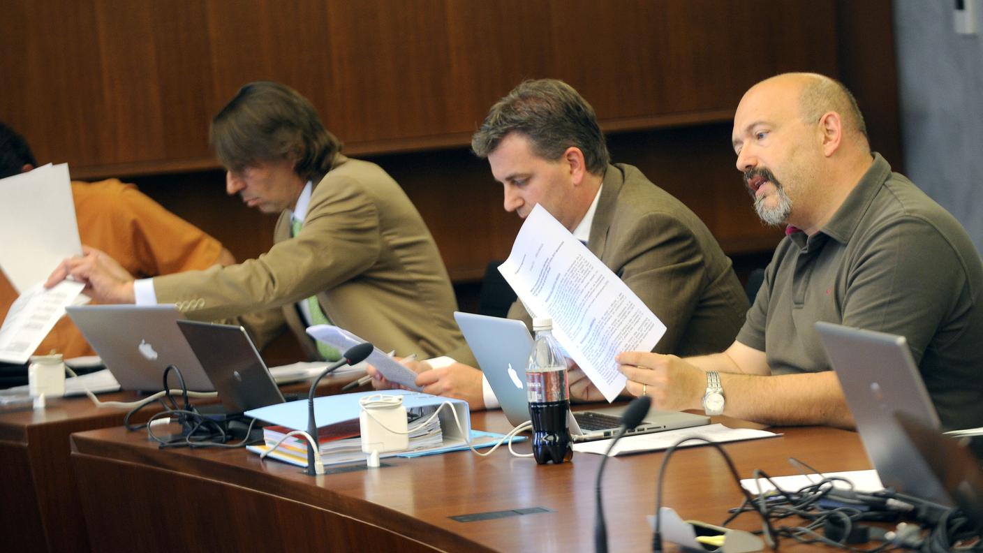 Soddisfatto il coordinatore dei Verdi ticinesi, Sergio Savoia, a destra nella foto, affiancato dai colleghi  Michele Foletti e Marco Chiesa, relatore del rapporto