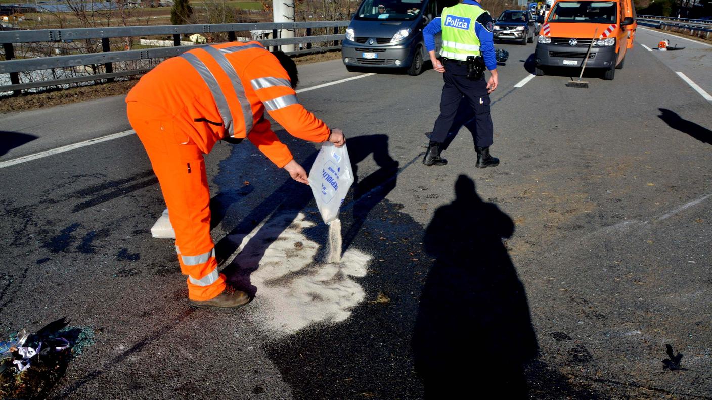 incidente auto rovesciata monte ceneri 08 fvr 140212.jpg