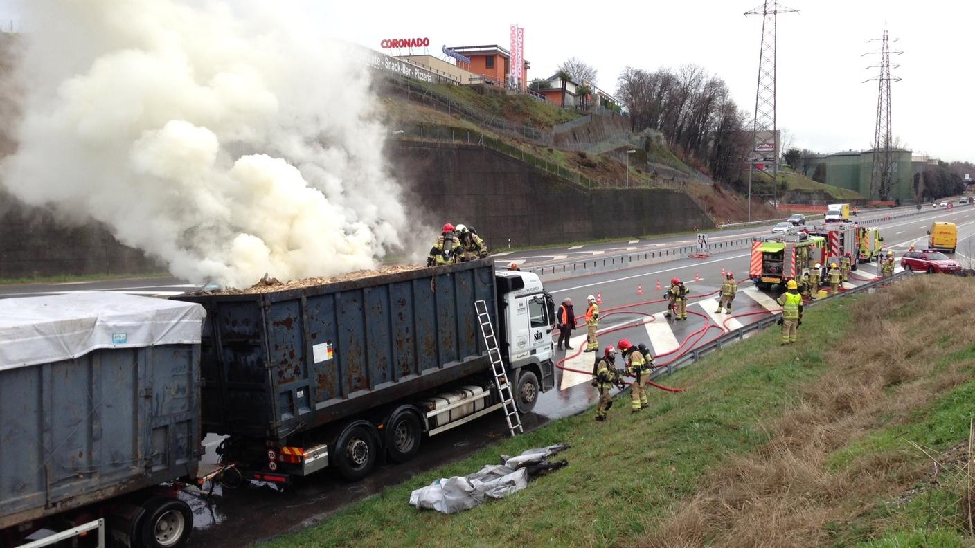 camion prende fuoco stabio mendrisio rm.jpg