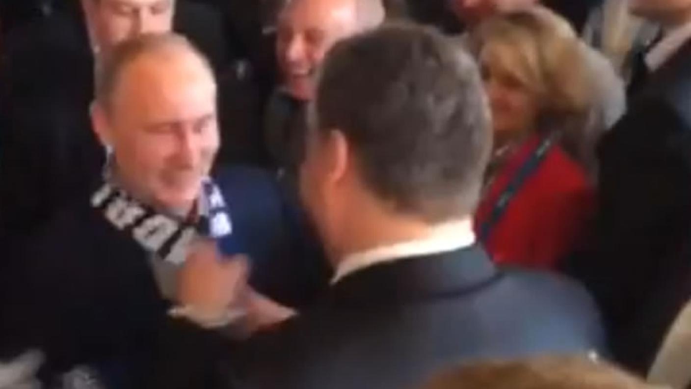 Filippo Lombardi mentre mette i colori biancoblù al presidente russo
